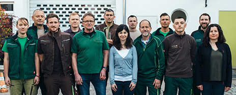 Gruppenfoto aller Mitarbeiter bei Priess Garten und Landschaft.