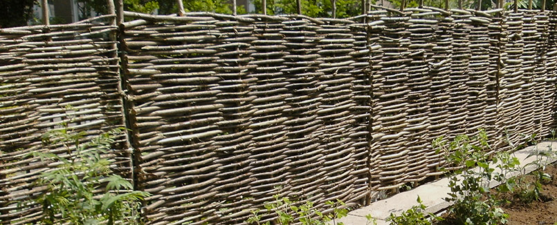 Naturnahe Gestaltung von Sichtschutzelementen aus Haselnuss. Garten in Frankfurt am Main.