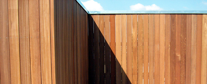 Seitenansicht der individuellen Sonderanfertigung eines Sichtschutzes aus Holz für eine Dachterrasse in Frankfurt am Main.
